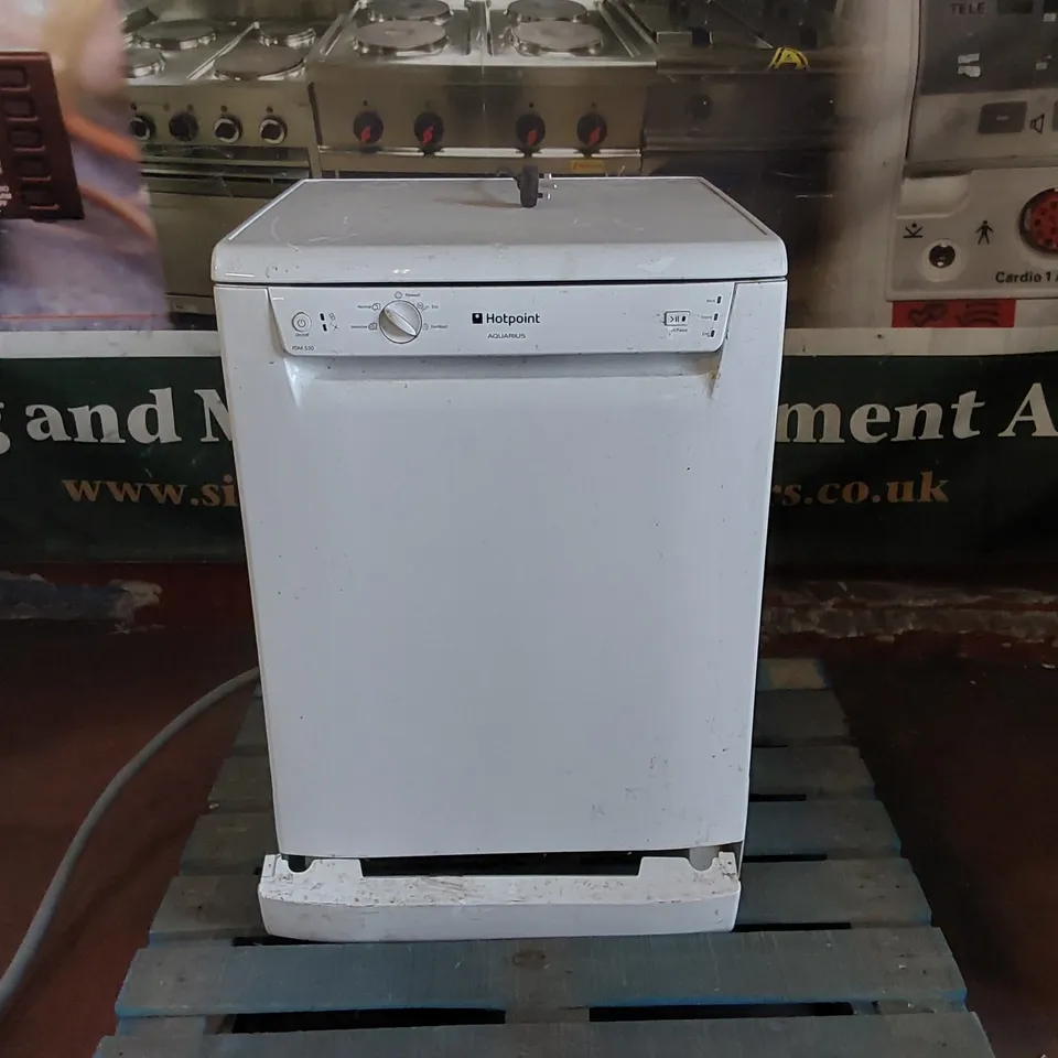 HOTPOINT AQUARIUS FDM550 DISHWASHER IN WHITE