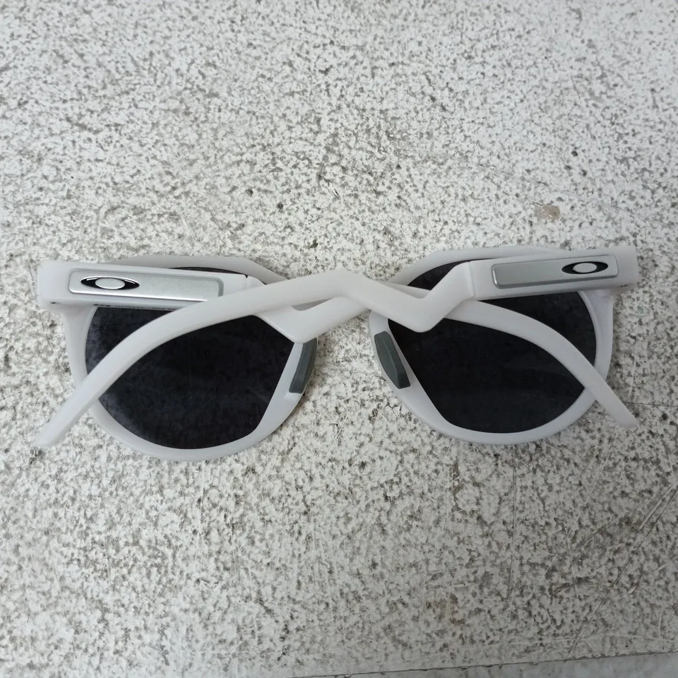 OAKLEY WHITE SUNGLASSES
