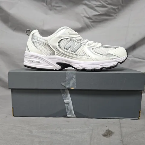 BOXED PAIR OF NEW BALANCE 530 TRAINERS IN WHITE/SILVER SIZE UK 2.5