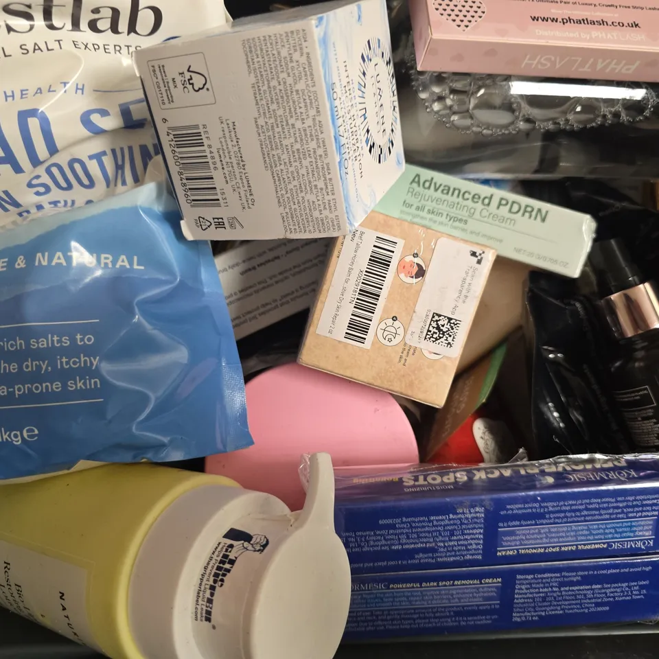APPROXIMATELY 15 ASSORTED COSMETIC ITEMS TO INCLUDE SWEET BEE, GATINEAU, ETC - COLLECTION ONLY