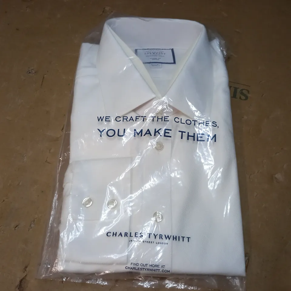 CHARLES TYRWHITT WHITE NON IRON HERRINGBONE CLASSIC FIT SHIRT - 44/86cm