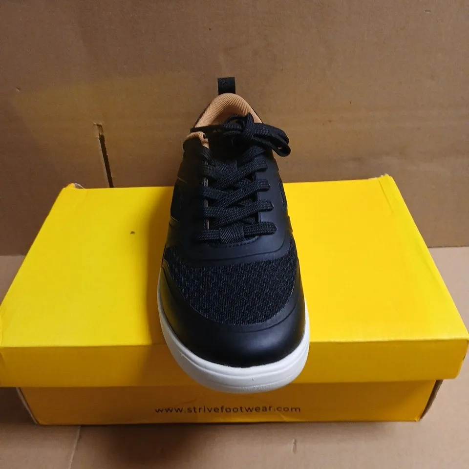BOXED PAIR OF STRIVE DASH BLACK TRAINERS – UK 6 