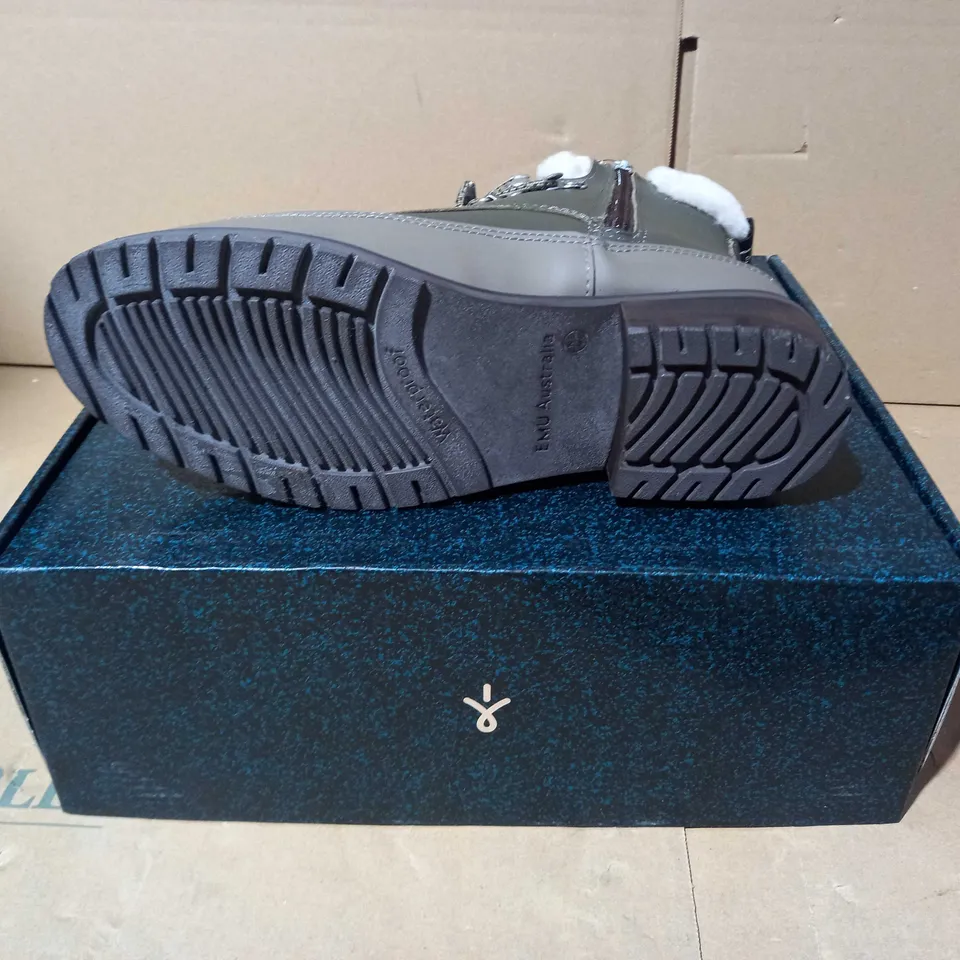 BOXED PAUR OF EMU OKAB FAUX LEATHER BOOTS IN DARK OLIVE UK SIZE 5