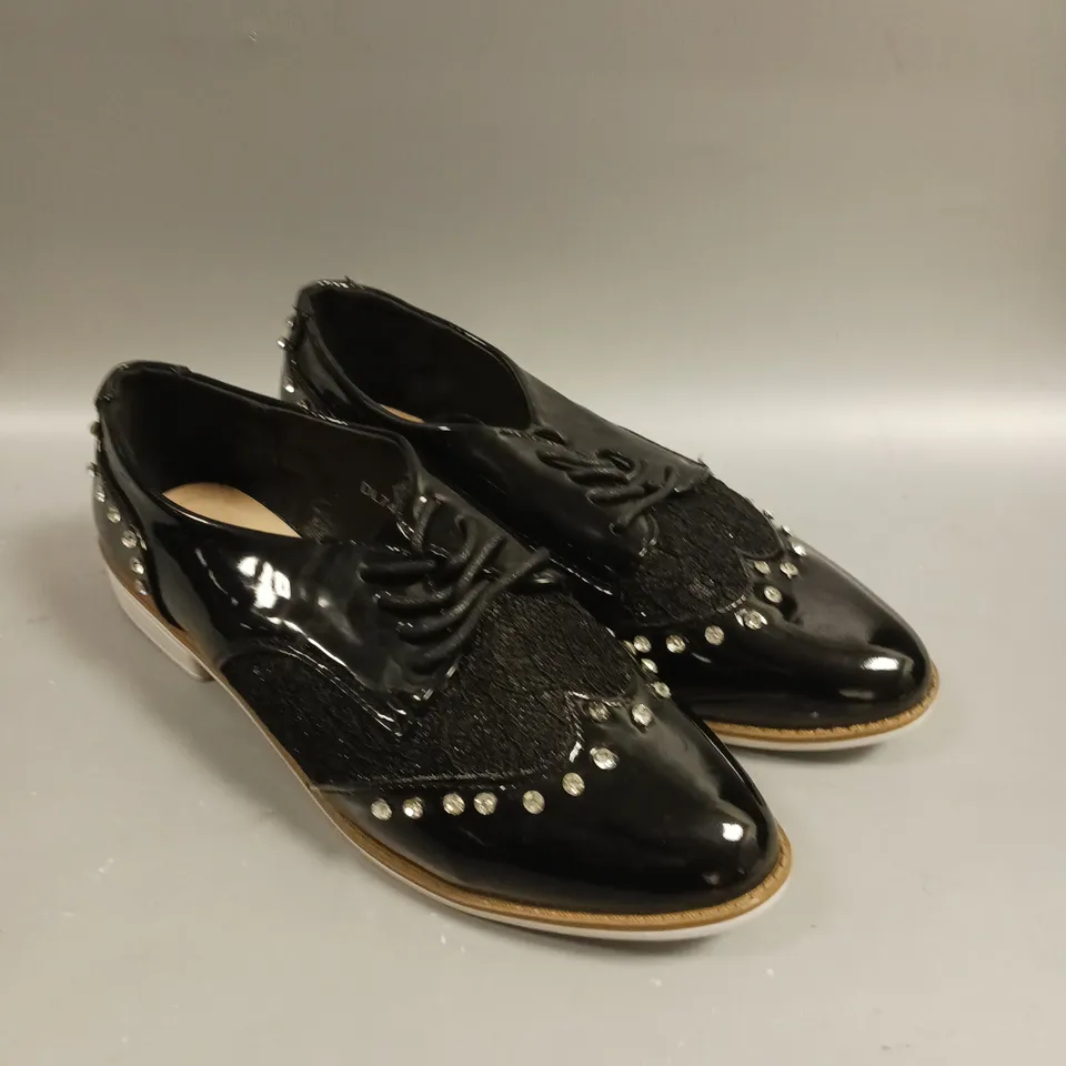 PAIR OF KELSI LACED SEQUINED SHOES IN BLACK - 4