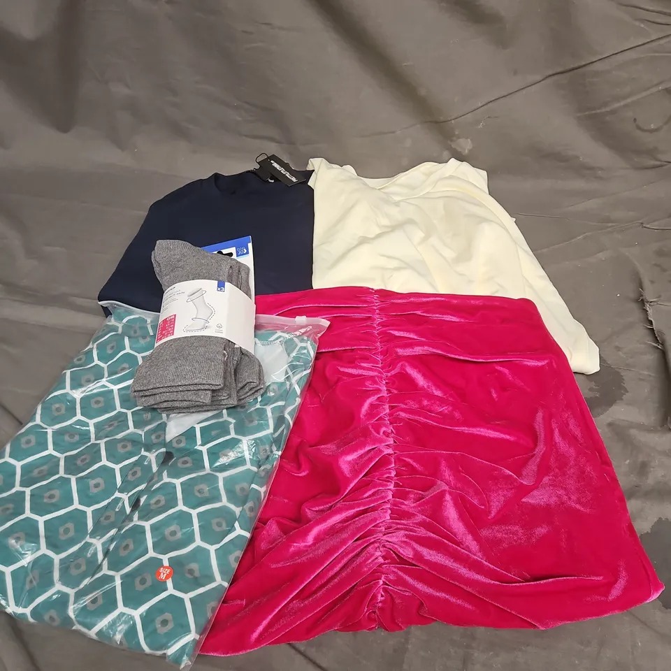BOX OF APPROXIMATELY 20 ASSORTED CLOTHING ITEMS TO INCLUDE JUMPER, SKIRT, SOCKS, ETC