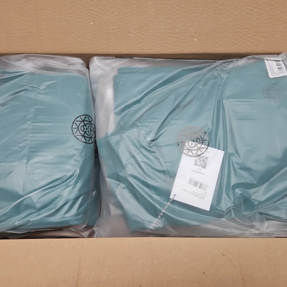 APPROXIMATELY 21 ASSORTED BAGGED CLOTHING ITEMS IN VARIOUS SIZES TO INCLUDE UNISEX GET YOUR COLD ON JOGGERS IN CLAY & UNISEX BRASS MONKEY JOGGERS IN GREEN/CORAL