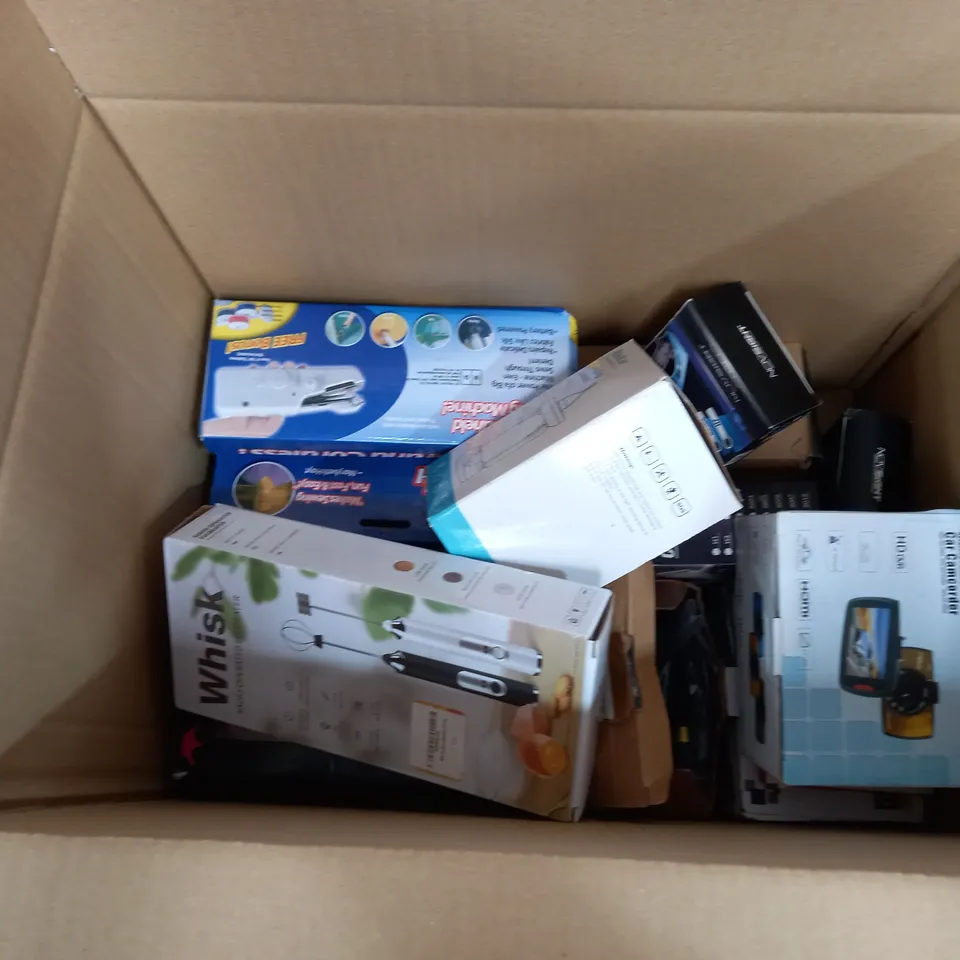 APPROXIMATELY 12 BOXED ELECTRICALS AND MISC ITEMS TO INCLUDE CAR CAMCORDER, CENMOLL LED BULB, CAMPING LANTERN, ETC
