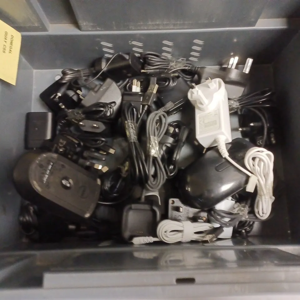 APPROXIMATELY 15 ASSORTED ELECTRICAL PRODUCTS TO INCLUDE CHARGERS AND WIRED MOUSES, ETC