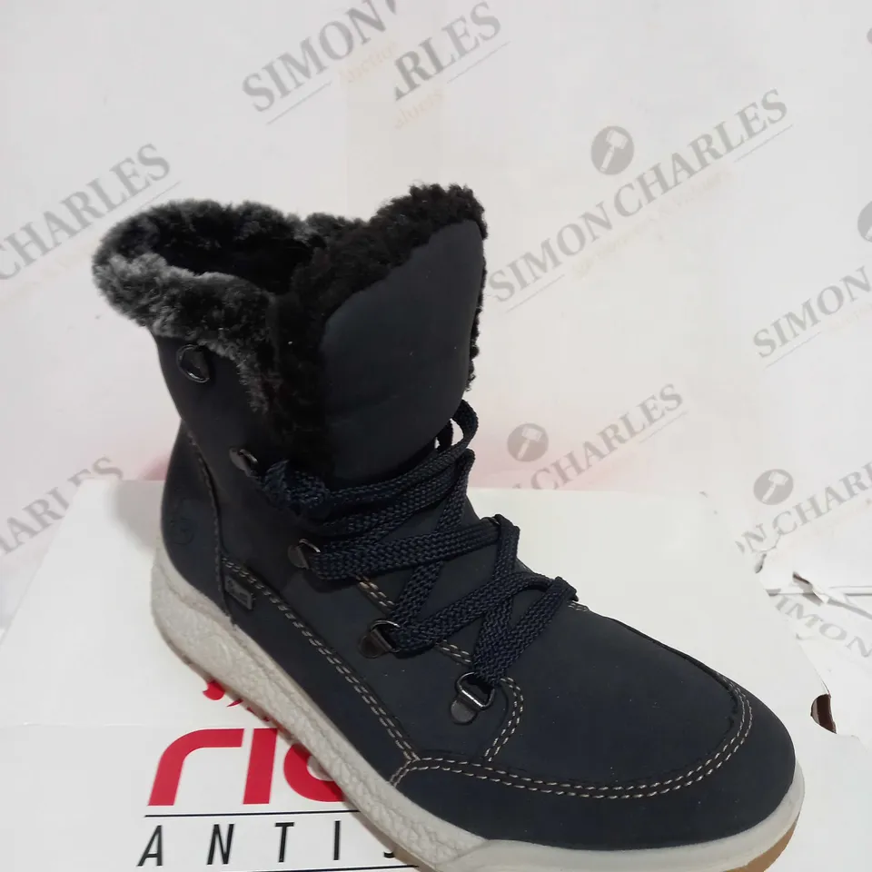 BOXED PAIR OF RIEKER WATER RESISTANT WARM HIKING BOOTS, NAVY - SIZE 5