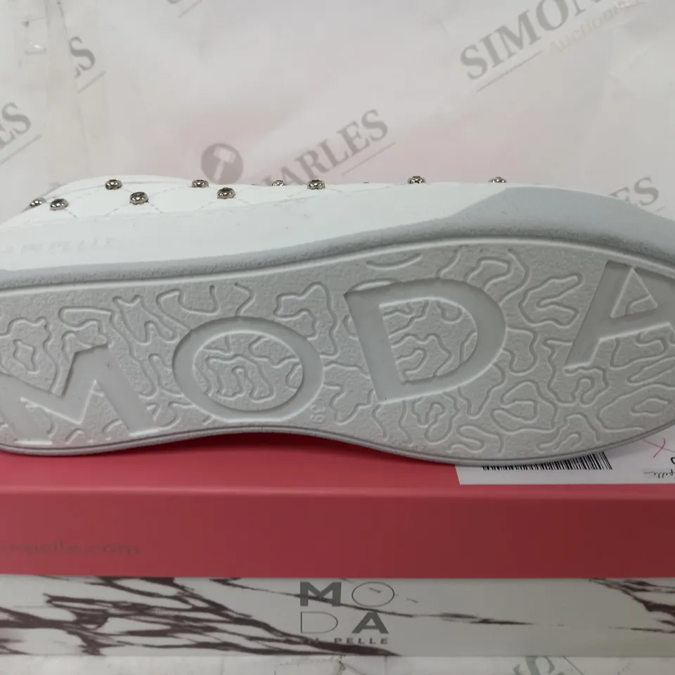 BOXED MODA SIZE 39 WHITE LEATHER ADELAID LACE UP QUILTED TRAINERS 