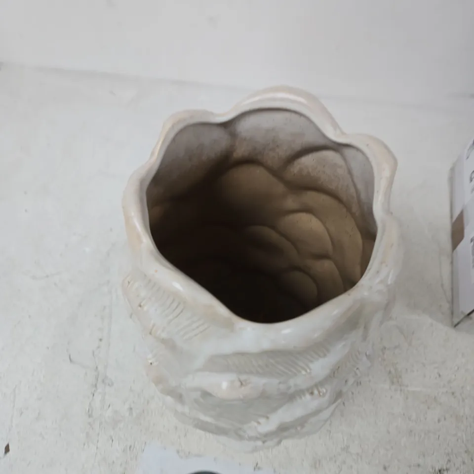 CREAM CERAMIC VASE WITH SCULPTED LEAF PATTERN