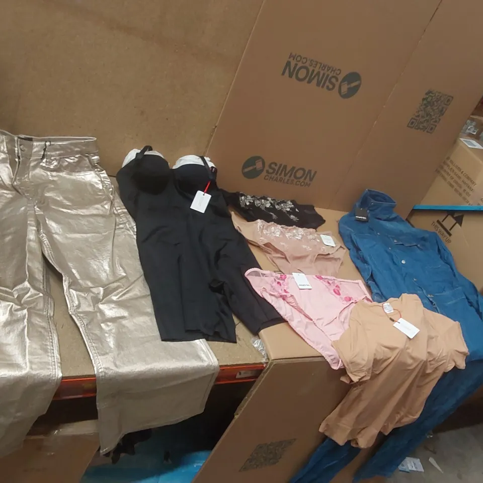 PALLET CONTAINING APPROXIMATELY 500x BRAND NEW ASSORTED DESIGNER CLOTHING ITEMS