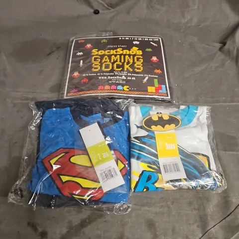 APPROXIMATELY 40 ASSORTED CLOTHING ITEMS TO INCLUDE - SOCKSHOP PACMAN SOCKS - KIDS SUPERMAN PYJAMA SET - VARIOUS SIZES