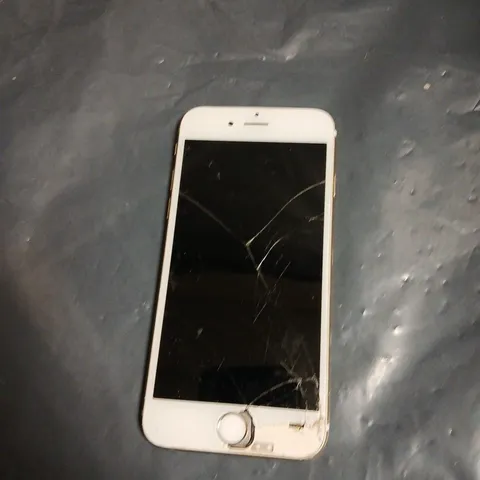 APPLE IPHONE – GOLD SMARTPHONE WITH CRACKED SCREEN 