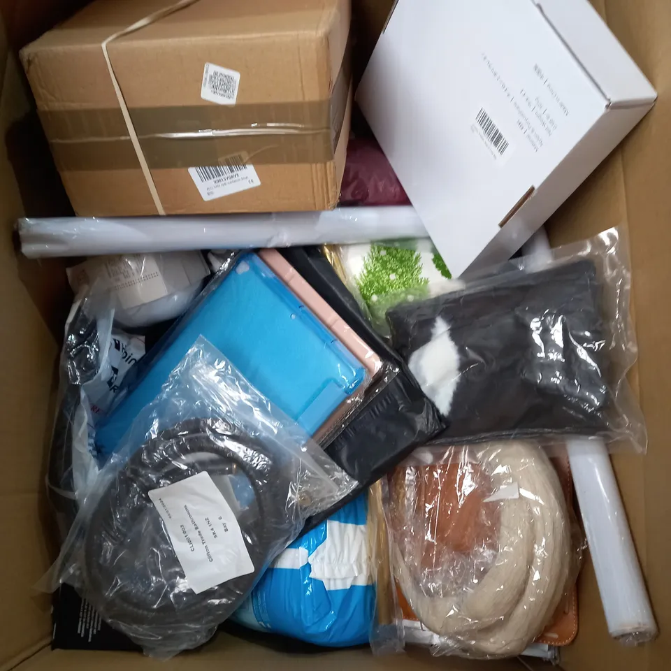 BOX OF APROX 20 HOUSE HOLD ITEMS TO INCLUDE SHOWER HOSE - XMAS TEA TOWELS - BEDDING / COLLECTION ONLY 