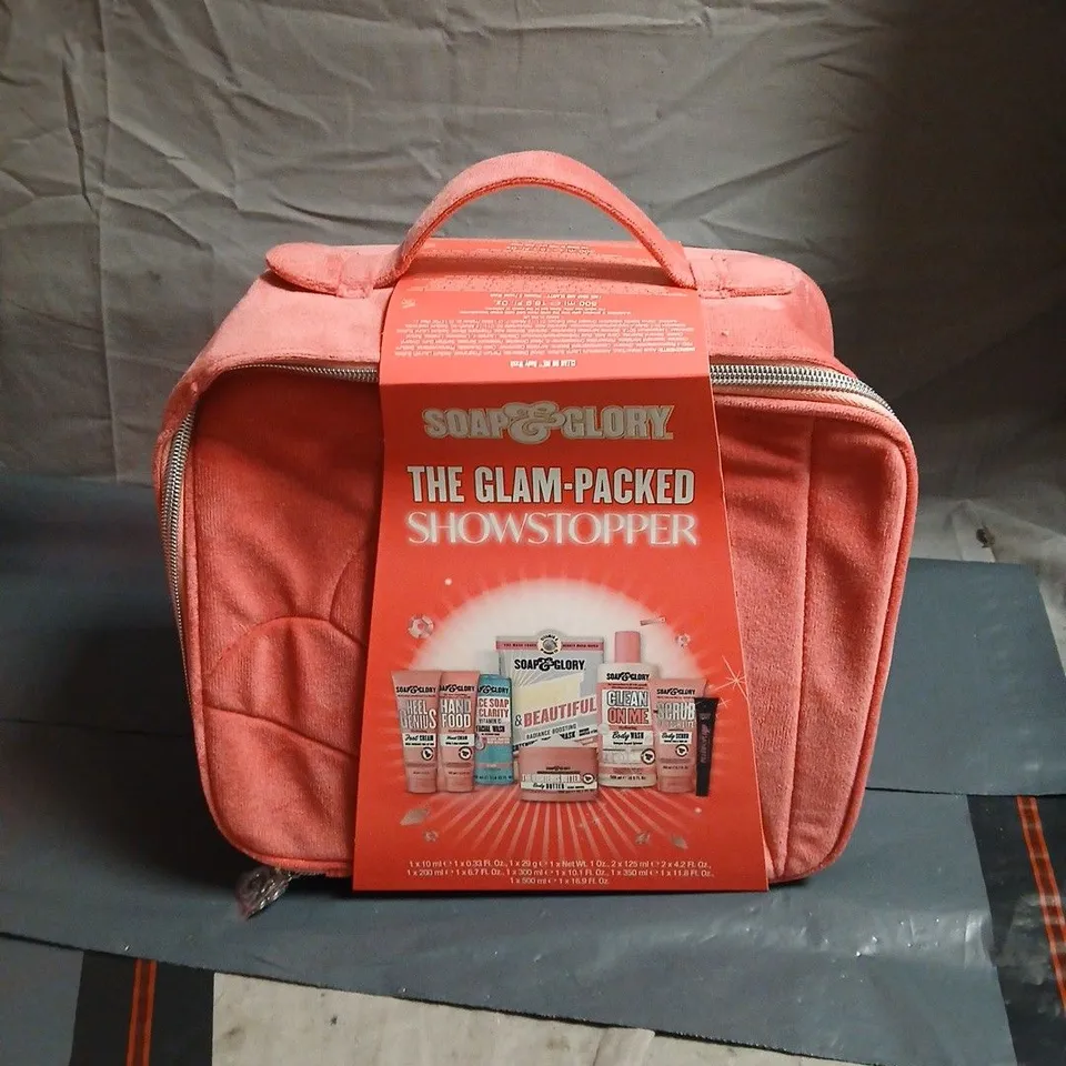 SOAP & GLORY THE GLAM-PACKED SHOWSTOPPER GIFT SET – PINK COSMETIC BAG