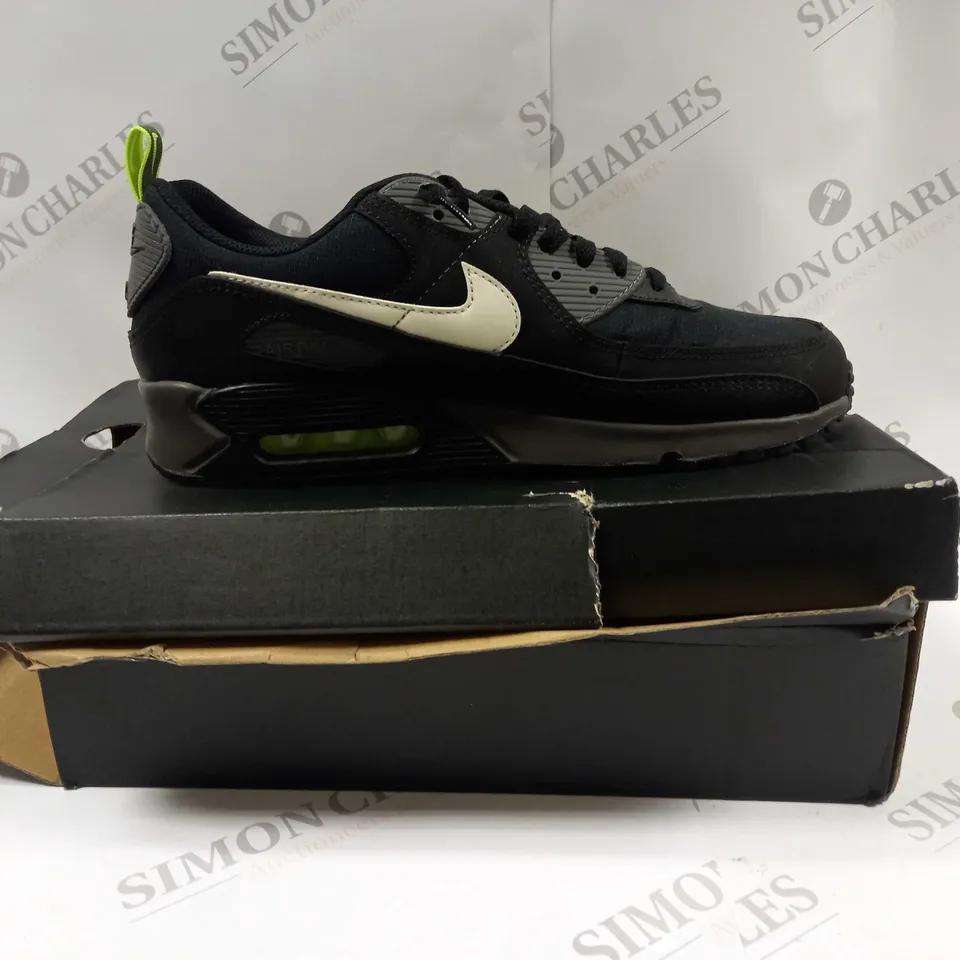 BOXED PAIR OF NIKE 554724 AIR JORDAN 1 MID TRAINERS UK SIZE 10 