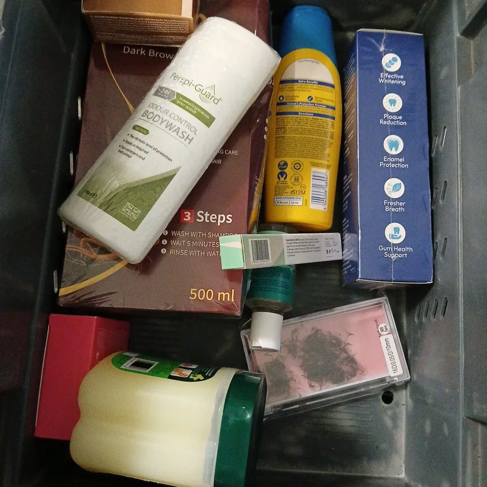 APPROXIMATELY 20 ASSORTED HEALTH & BEAUTY PRODUCTS TO INCLUDE SOL DE JANEIRO LIP BUTTER, ELF JUCY PINK GEL DROPS, BROW CODE CONDITIONING CLEANSER, ETC