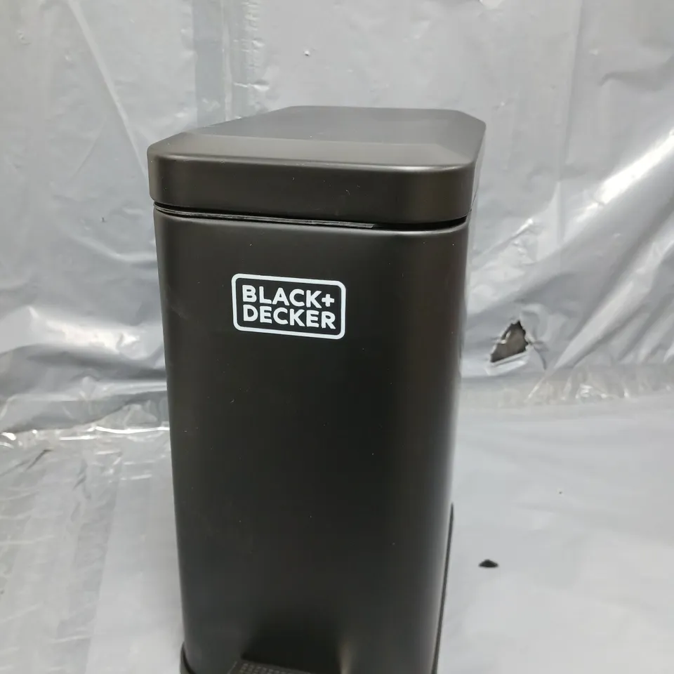 BLACK & DECKER 5L SLIMLINE SOFT CLOSE PEDAL BIN