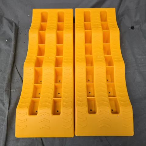 PAIR OF TIRE RAMPS IN YELLOW