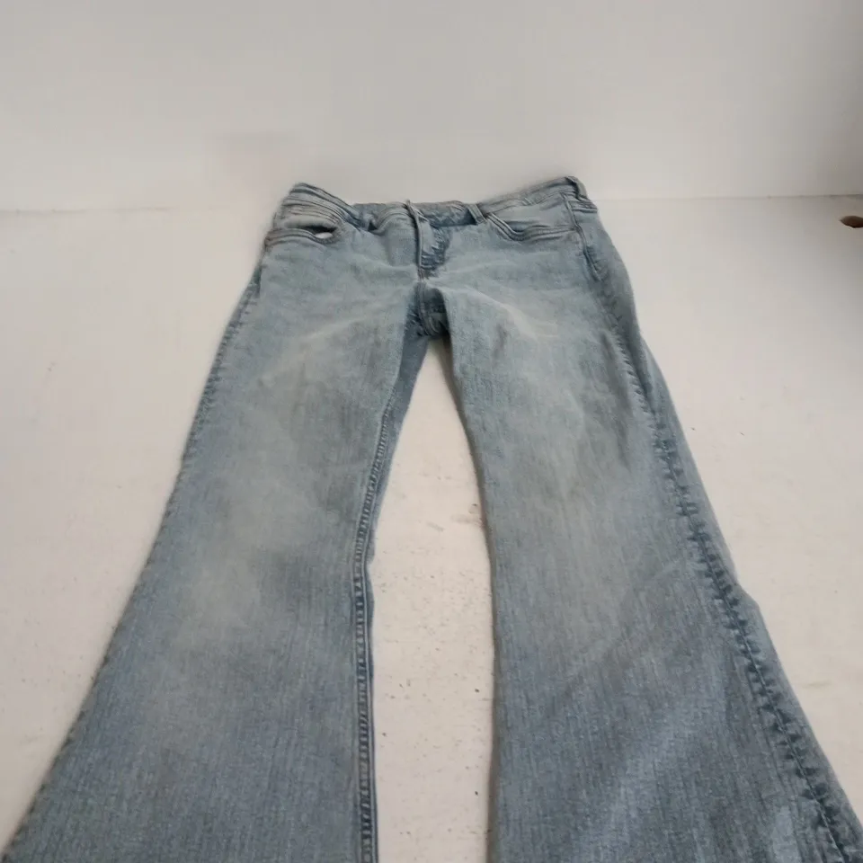 BOX OF APPROXIMATELY 12 ASSORTED CLOTHING ITEMS TO INCLUDE: MONKI JEANS