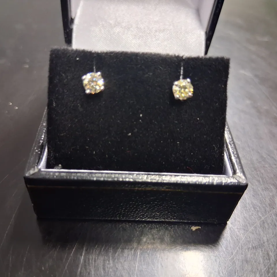 18CT WHITE GOLD STUD EARRINGS SET WITH NATURAL DIAMONDS