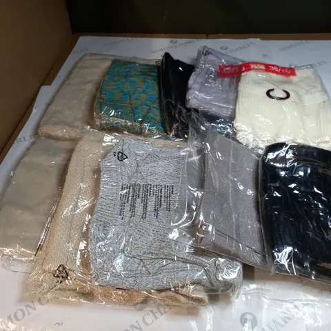 APPROXIMATELY 10 CLOTHING ITEMS IN VARIOUS SIZES AND COLOURS