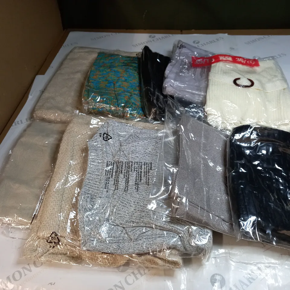APPROXIMATELY 10 CLOTHING ITEMS IN VARIOUS SIZES AND COLOURS