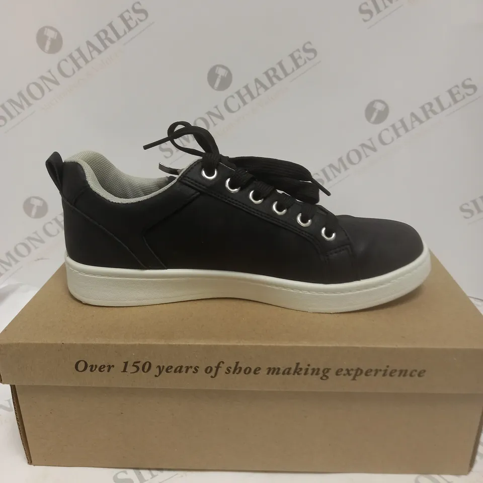 BOXED PAIR OF CUSHION WALK LASER CUT ZIP TRAINERS IN BLACK - SIZE 5