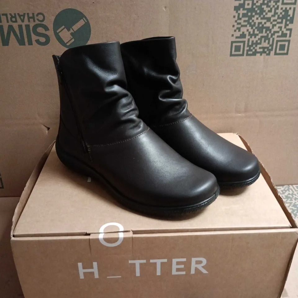 BOXED PAIR OF HOTTER WOMEN'S WHISPER WIDE BLACK LEATHER ANKLE BOOTS – UK 6.5 