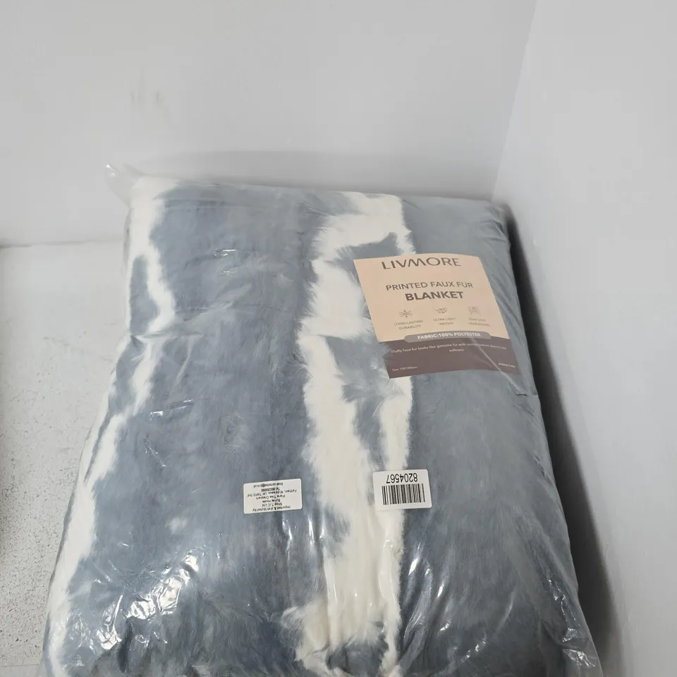 BAGGED LIVMORE PRINTED FAUX FUR BLANKET IN BLUE/WHITE - 150X200CM