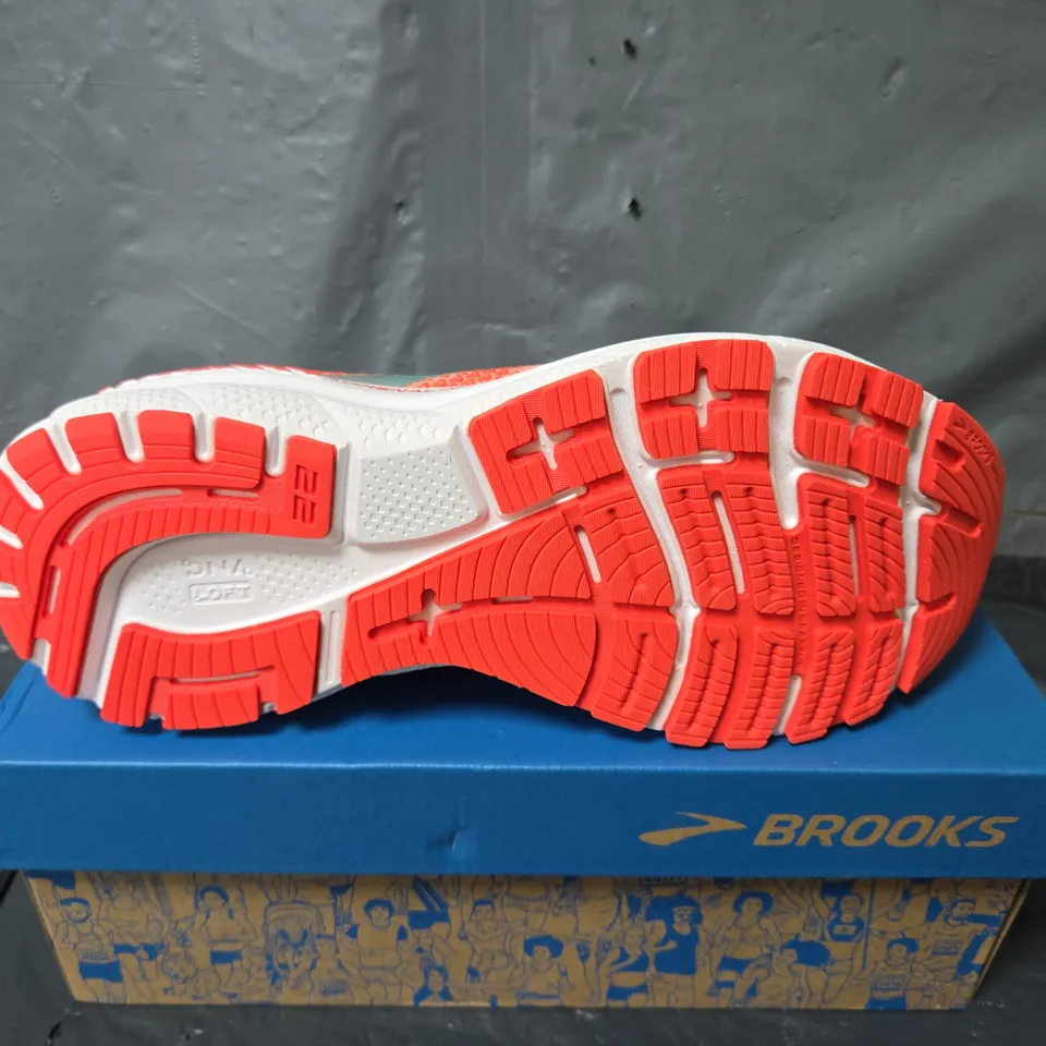 BOXED PAIR OF BROOKS ADRENALINE GTS 22 WOMENS TRAINERS IN ORANGE MULTI - UK 6