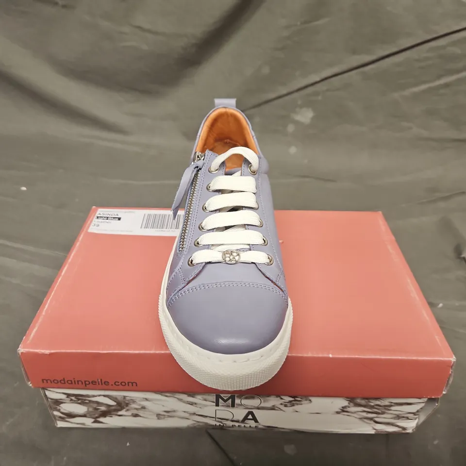 BOXED PAIR OF MODA IN PELLE LIGHT BLUE ZIP FEATURE LACE UP TRAINERS - UK SIZE 39