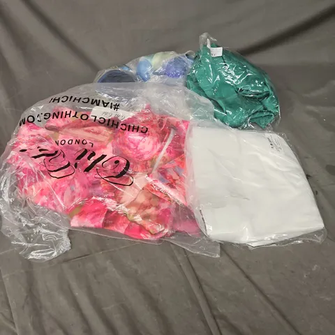 APPROXIMATELY 20 ASSORTED CLOTHING ITEMS IN VARIOUS STYLES AND SIZES 