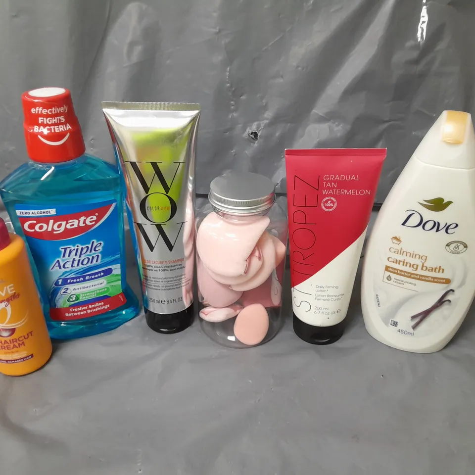 APPROXIMATELY 20 ASSORTED COSMETICS PRODUCTS TO INCLUDE - COLGATE MOUTHWASH, DOVE CARING BATH AND BEAUTY BLENDERS ETC. 