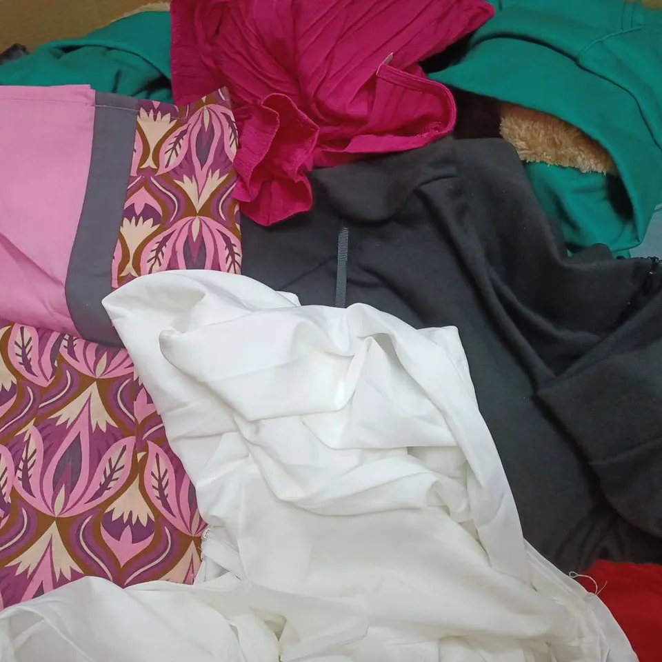 BOX OF APPROXIMATELY 22 ASSORTED CLOTHING ITEMS TO INCLUDE - TROUSERS , T-SHIRT , BLOUSE ETC