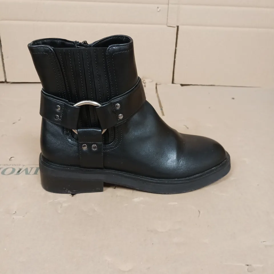 V BY VERY FLAT BIKER ANKLE BOOTS BLACK SIZE 5