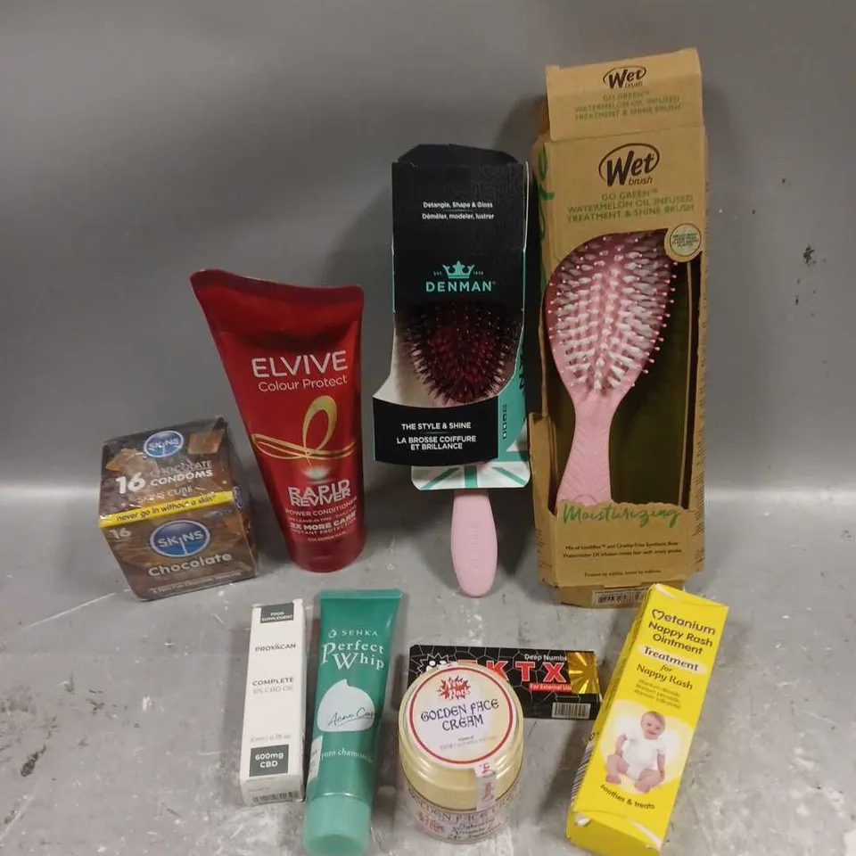 APPROXIMATELY 20 ASSORTED COSMETICS ITEMS TO INCLUDE METANIUM, GOLDEN FACE CREAM, DENMAN BRUSH ETC 