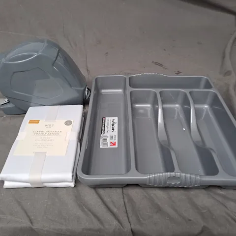 APPROXIMATELY 10 ASSORTED HOUSEHOLD PRODUCTS TO INCLUDE RETRACTABLE CLOTHES LINE, PILLOWCASES AND A CUTLERY TRAY
