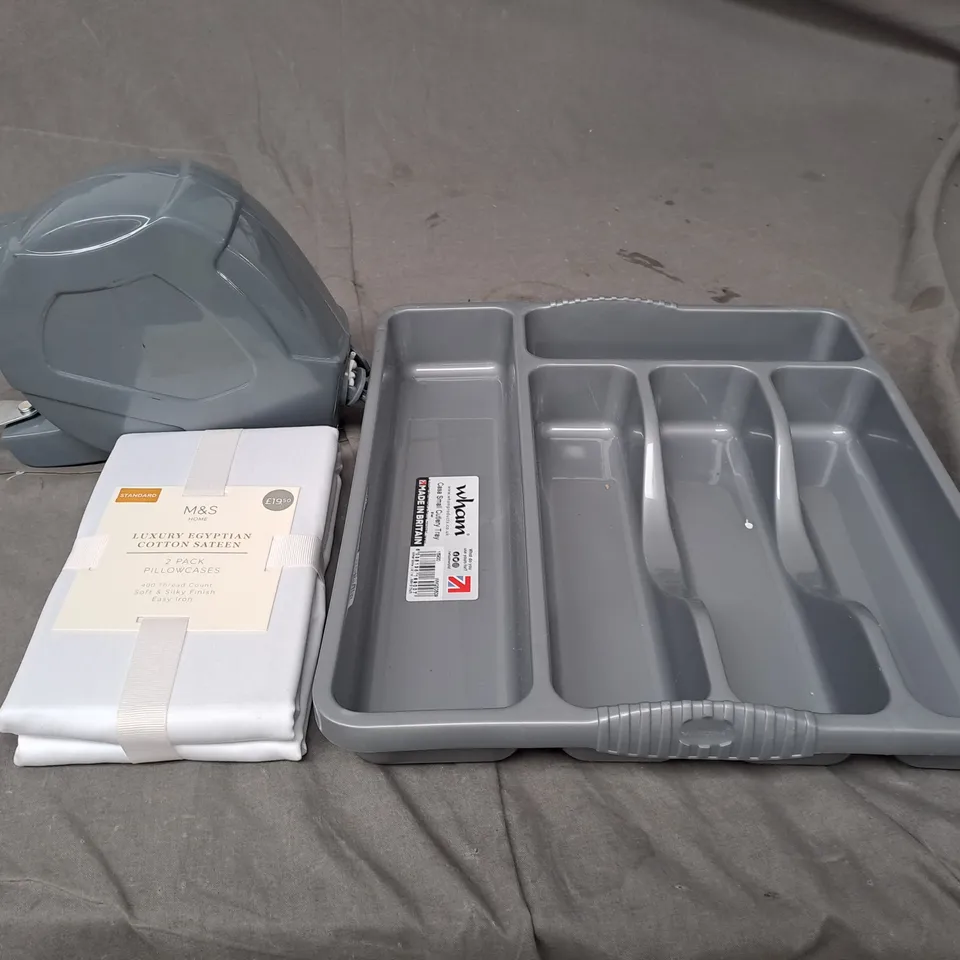 APPROXIMATELY 10 ASSORTED HOUSEHOLD PRODUCTS TO INCLUDE RETRACTABLE CLOTHES LINE, PILLOWCASES AND A CUTLERY TRAY