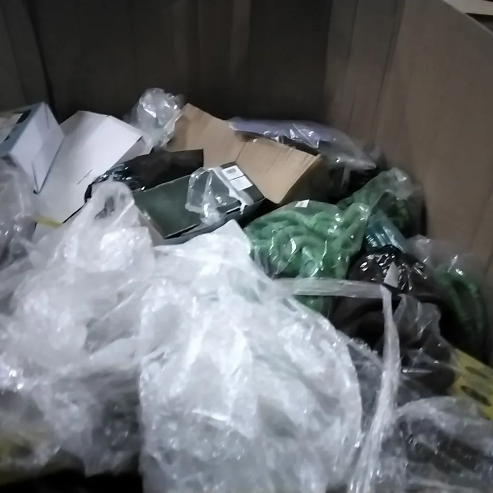 PALLET CONTAINING LARGE QUANTITIES OF HOSES