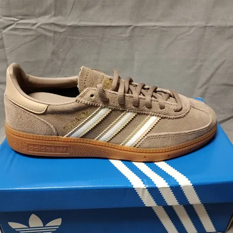 BOXED ADIDAS HANDBALL SPEZIAL J TRAINERS – BROWN SUEDE, UK 4