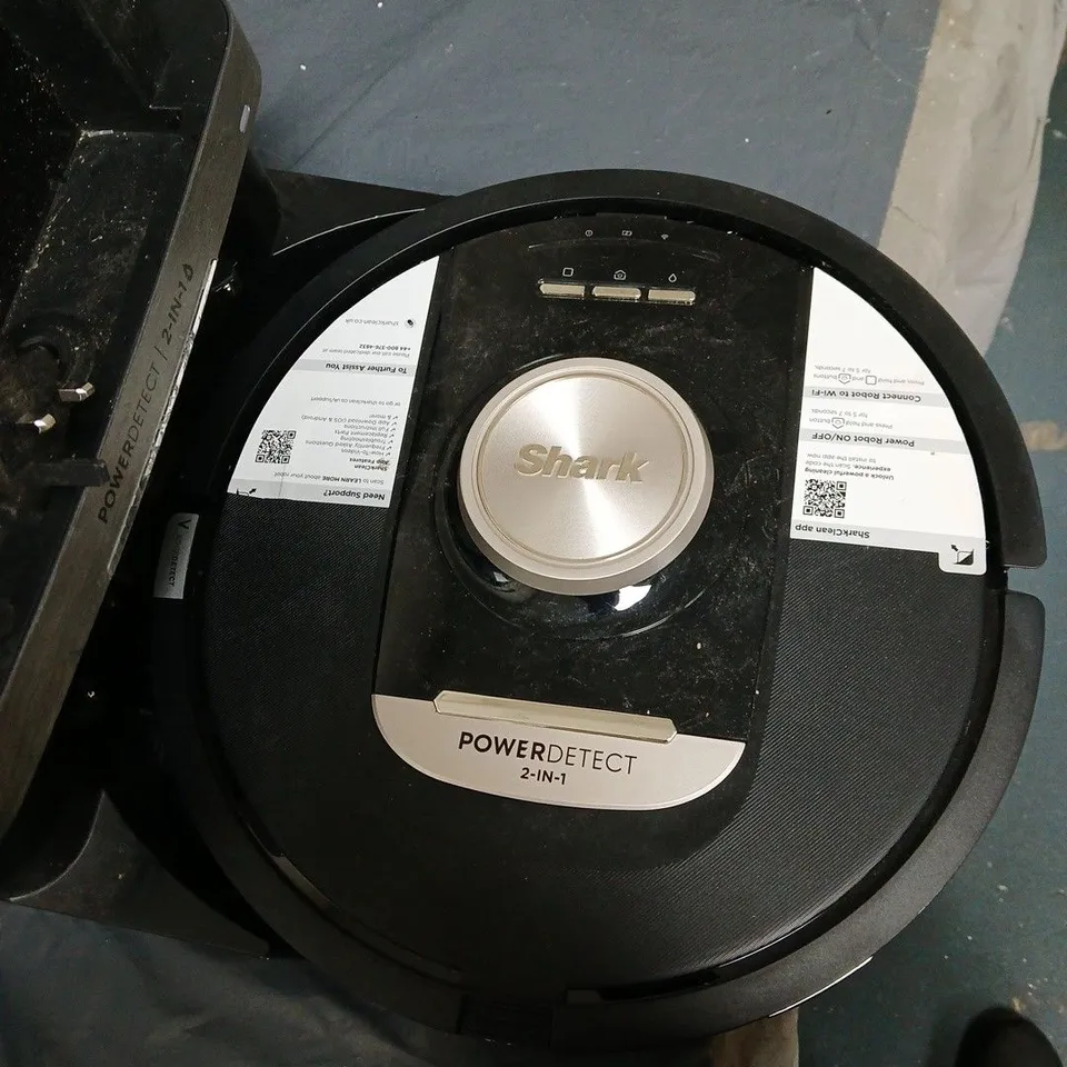 SHARK POWERDETECT 2-IN-1 ROBOT VACUUM WITH DOCKING STATION - DAMAGE TO CASING 