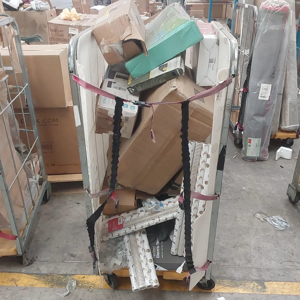 CAGE CONTAINING ASSORTED HOMEWARE ITEMS/CONSUMER PRODUCT PARTS ECT // CAGE NOT INCLUDED 