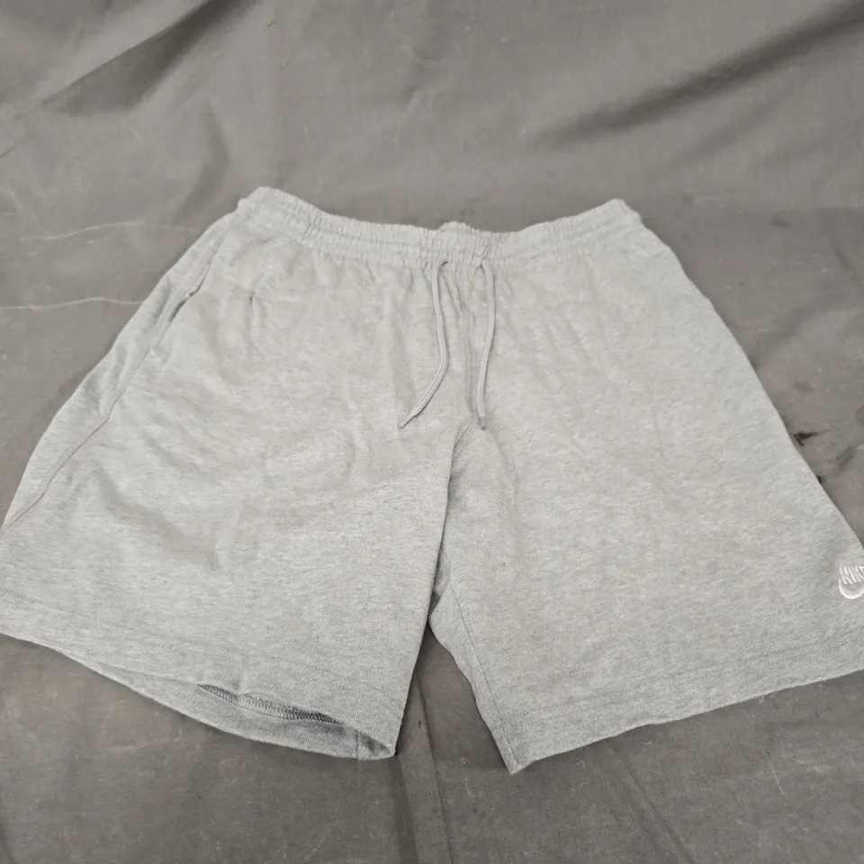 NIKE MEN'S GREY SHORTS – SIZE M