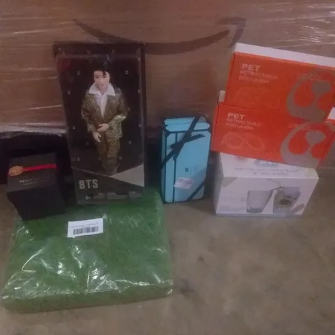 PALLET OF ASSORTED ITEMS INCLUDING COCKTAIL GLASSES, PET LEASHES, PEACH SOY CANDLE, ARTIFICIAL GRASS