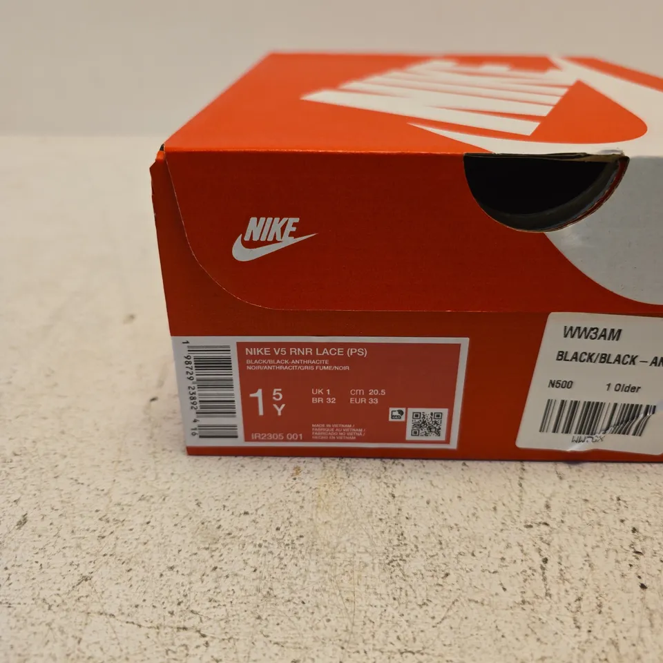 NIKE V5 RNR LACE (PS) KIDS' TRAINERS – BLACK WITH SILVER, BOXED SIZE 1