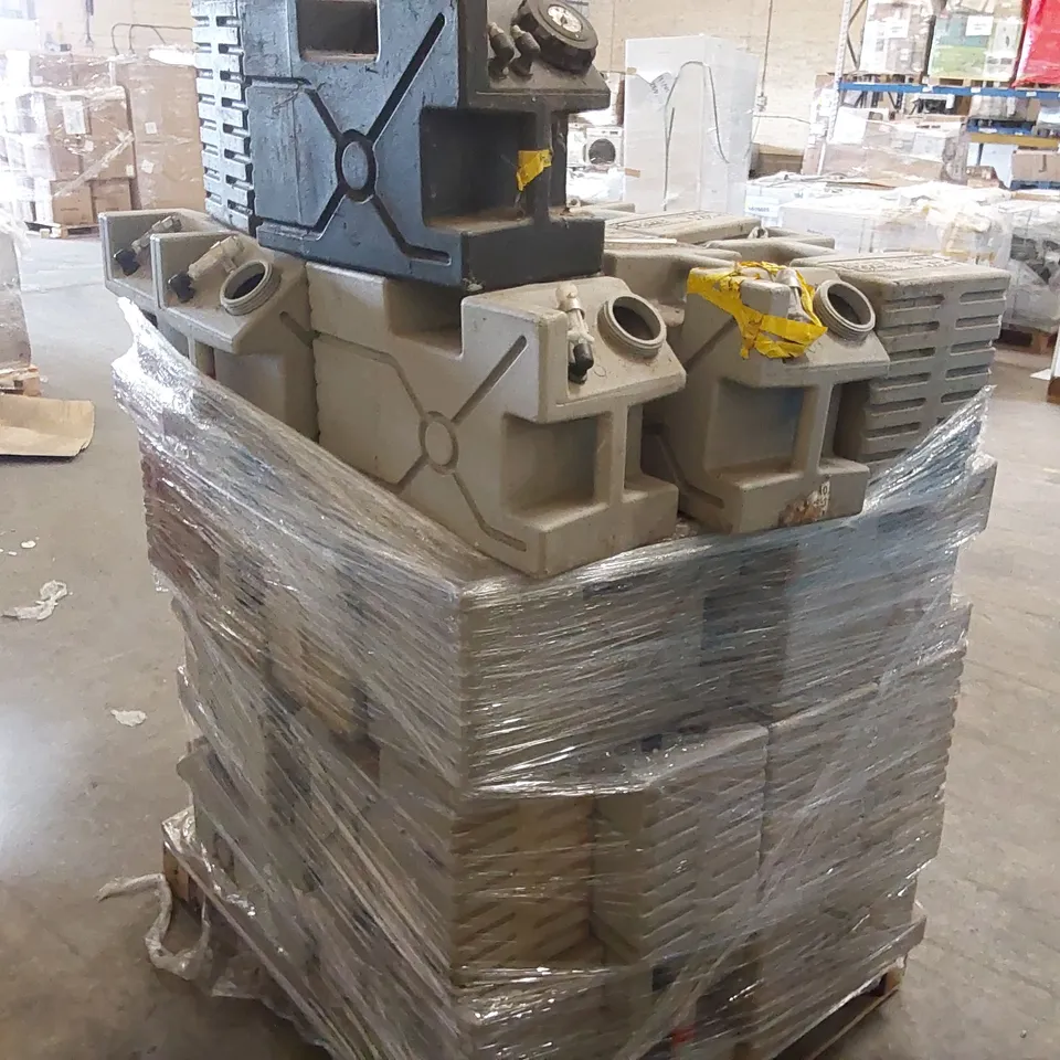 PALLET TO CONTAIN A LARGE ASSORTMENT OF PLASTIC PETROL JERRY CANS - MOSTLY 5 GALLON CANS 