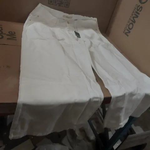BOX CONTAINING APPROXIMATELY 14x BRAND NEW SIMPLY BE ECRU WIDE LEG JEANS - SIZE 18R