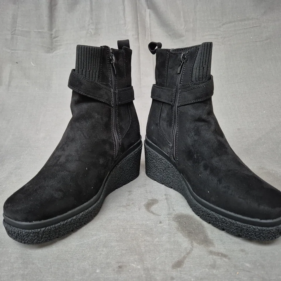 BOXED PAIR OF DESIGNER WEDGE ANKLE BOOTS IN BLACK EU SIZE 40